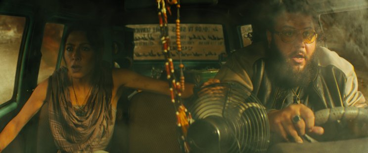Adrianna (Sarah Shahi) és öccse, Karim (Mohammed Amer) az életét is kockára teszi az ősi korona felkutatásáért