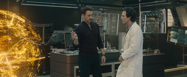 Tony Stark (Robert Downey Jr.) és Dr. Banner (Mark Ruffalo) a tudománynak hódol