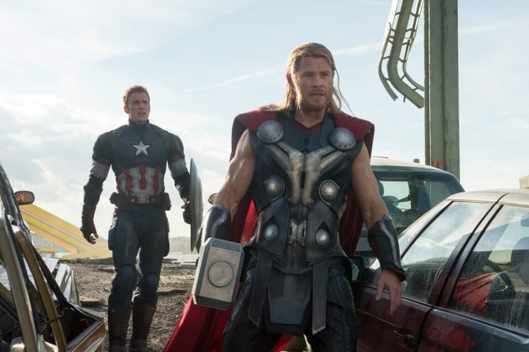 Amerika Kapitány (Chris Evans) és Thor (Chris Hemsworth) előszeretettel méltatja egymást