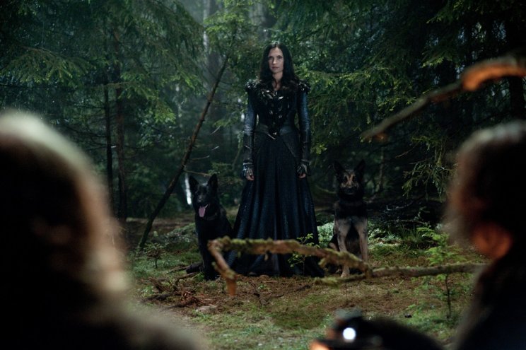 A csalárd Muriel (Famke Janssen) ezúttal nem az esküvőjére készül