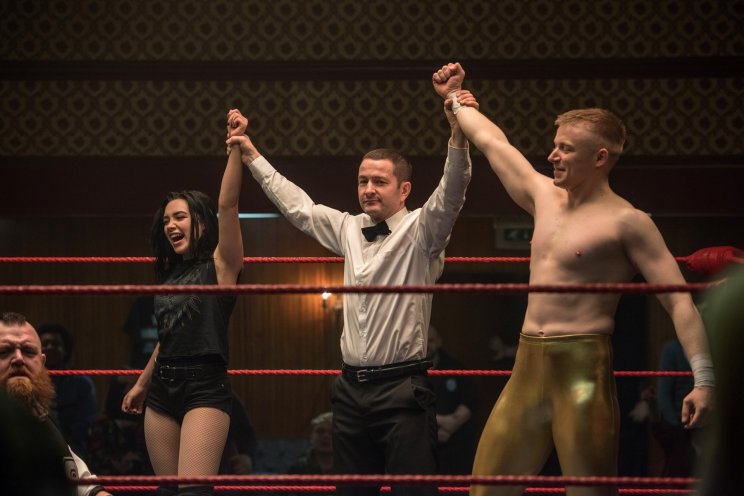 Saraya (Florence Pugh) és Zak Knight (Jack Lowden) testvérekként tolják a ringben