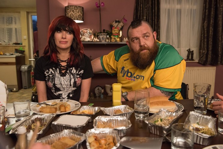 Julia (Lena Headey) és Ricky Knight (Nick Frost) szép jövőt remél a gyermekeinek