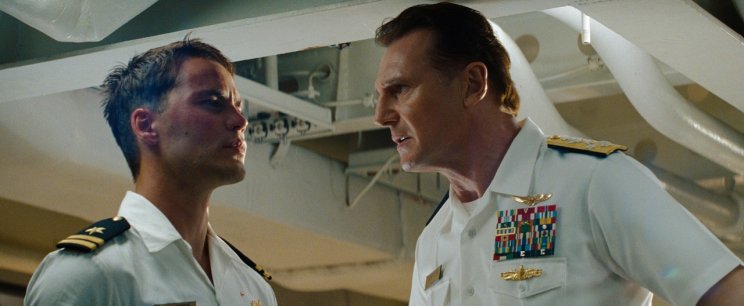 Shane admirális (Liam Neeson) az "örömapa" szerepében