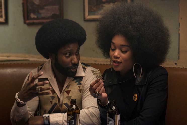 Ron Stallworth (J.D. Washington) és Patrice (Laura Harrier) bírja egymást, még ha nem is értenek egyet mindenben