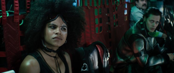Domino (Zazie Beetz) és Zeitgeist (Bill Skarsgard) bevetésre készen - vagy mégsem?