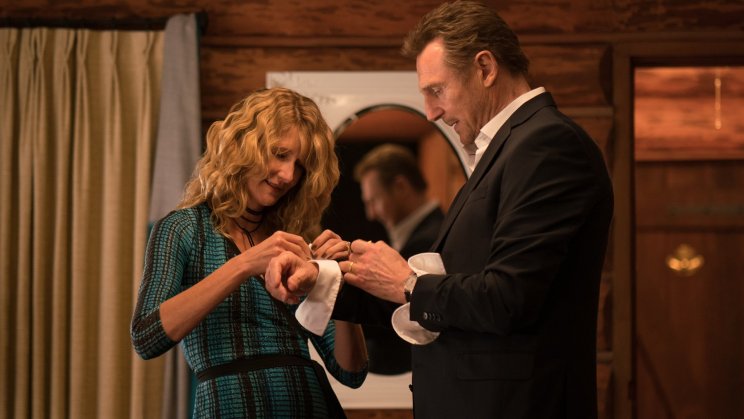 Grace (Laura Dern) gondoskodik férje eleganciájáról a díjátadón