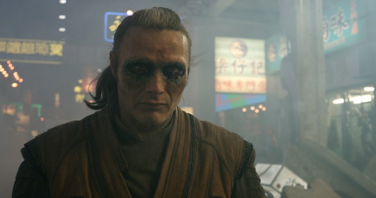 A bukott tanítvány klasszikus szerepében Kaecilius (Mads Mikkelsen) szembefordul egykori mesterével