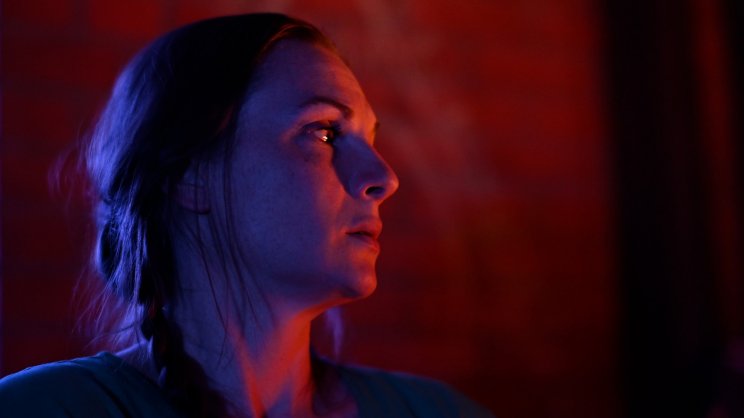 A ház tulajdonosa, Sarah (Rebecka Johnston) nem tudja mire vélni a behatoló fura viselkedését