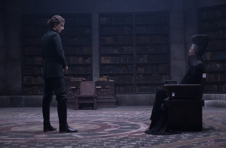 Paul Atreides (Timothée Chalamet) dacosan áll a Bene Gesserit képviselője előtt