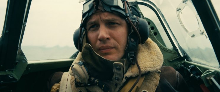 Farrier (Tom Hardy) nem csak a német pilótákkal, hanem az üzemanyaggal is versenyez