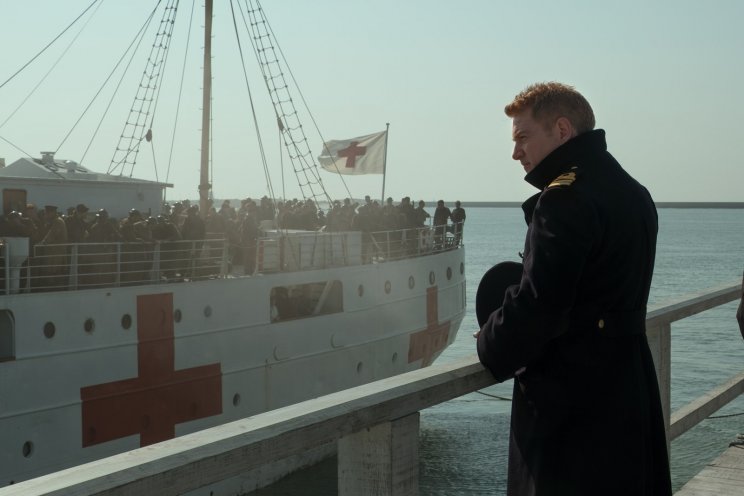 Bolton parancsnok (Kenneth Branagh) igyekszik mindenkit hajóra tenni