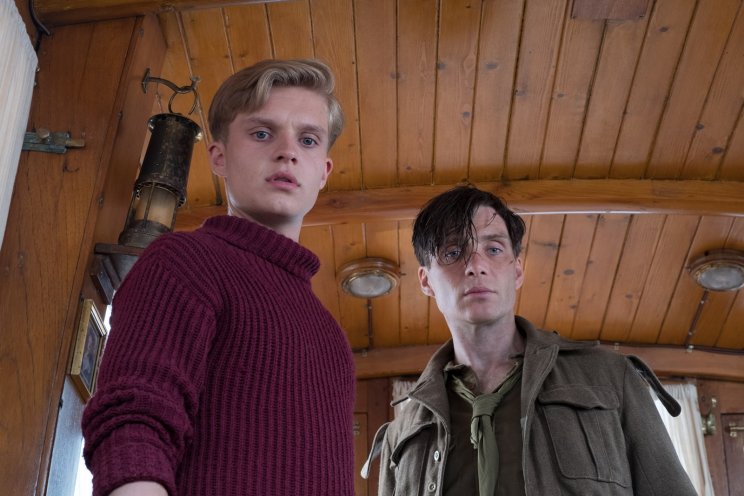 Peter Dawson (Tom Glynn-Carney) nem örül a menekülni vágyó útitársnak (Cillian Murphy)