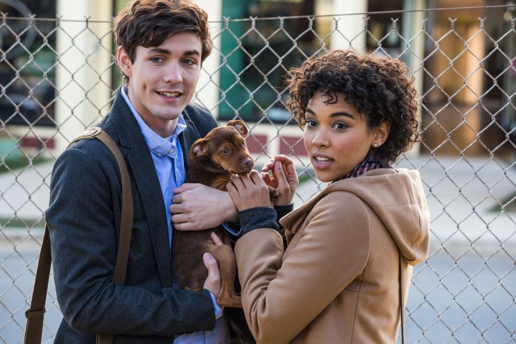 Lucas (Jonah Hauer-King) és Olivia (Alexandra Shipp) nem tudnak ellenállni a kis Bellának