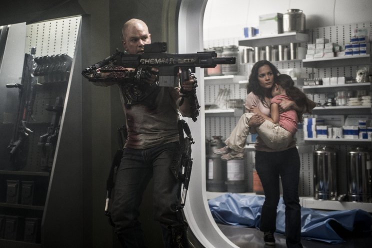 Frey Santiago (Alice Braga) és kislánya az önjelölt hős védelmében