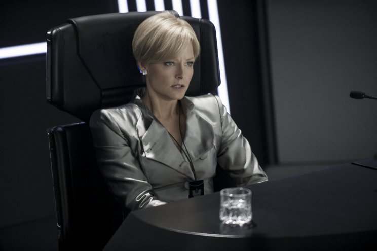Jessica Delacourt miniszter (Jodie Foster), a jégkirálynő cím legújabb várományosa