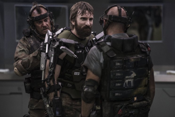 A sikeres vadászatért mindenre képes Kruger (Sharlto Copley) csatlósai társaságában