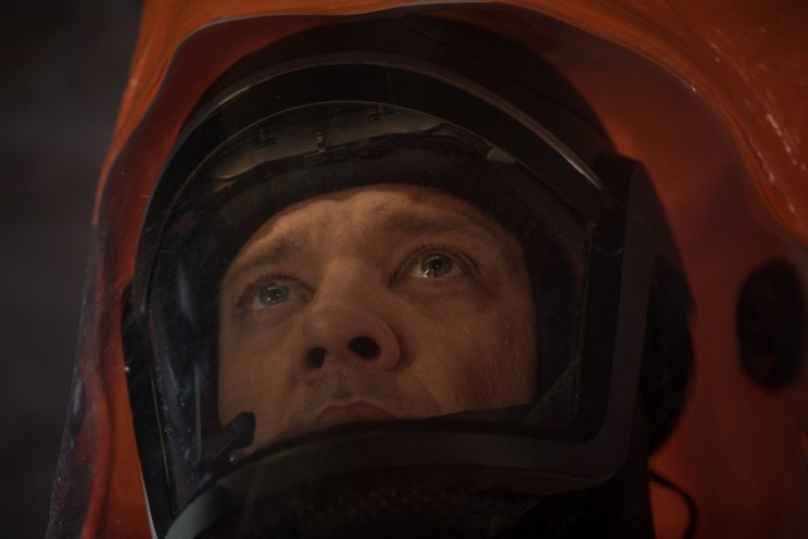 Ian Donelly matematikus (Jeremy Renner) félelmét még a klausztrofóbia is kihangsúlyozza