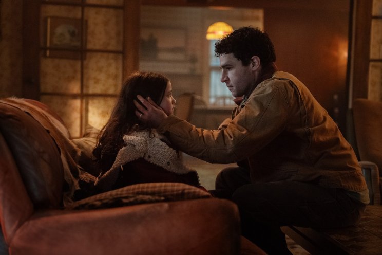 Blake (Christopher Abbott) szoros és féltő kapcsolatot ápol lányával, Gingerrel (Matilda Firth)