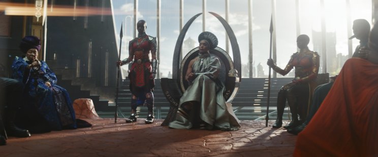 Ramonda királynőnek (Angela Bassett) duplán nehéz helyzettel kell szembenéznie fia, a király s egyben a Fekete Párduc halála után