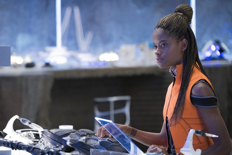 A király ifjú húga, Shuri (Letitia Wright) egymaga tervezi a kütyük nagy részét(!)