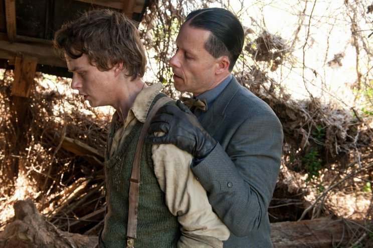 A szeszfőző Cricket Pane (Dane DeHaan) nem igazán élvezi Rakes ügynök (Guy Pearce) társaságát