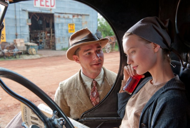 Bertha Minnix (Mia Wasikowska) nem veti meg a kor adományait