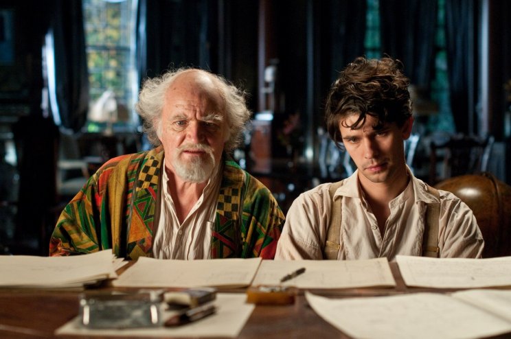 Vyvyan Ayrs (Jim Broadbent) és Robert Frobisher (Ben Whishaw) az 1936-os Britanniában