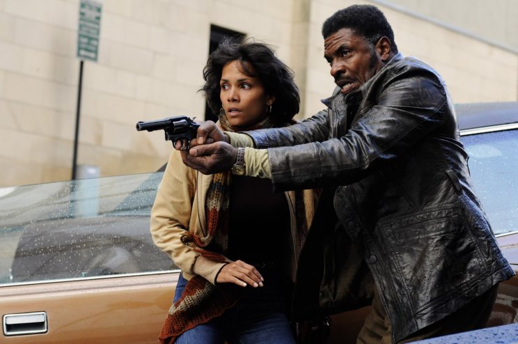 Luisa Rey (Halle Berry) és Joe Napier (Keith David) Kaliforniában, 1973-ban