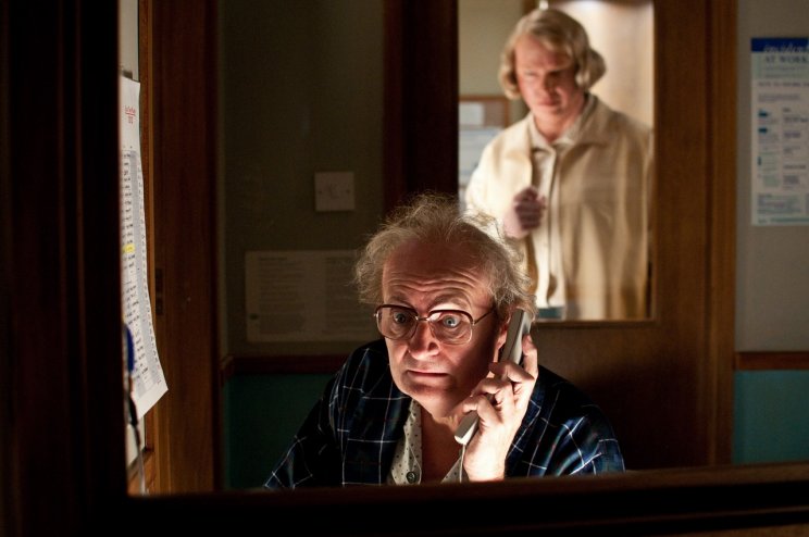 Timothy Cavendish (Jim Broadbent) és Noakes nővér (Hugo Weaving) a 2012-es Egyesült Királyságban