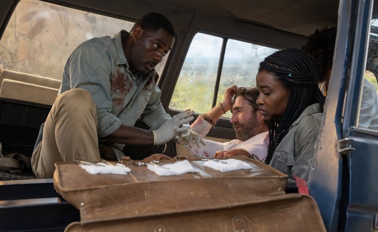 Meredith (Iyana Halley) és Norah (Leah Jeffries) segít apjának a sérült ellátásában