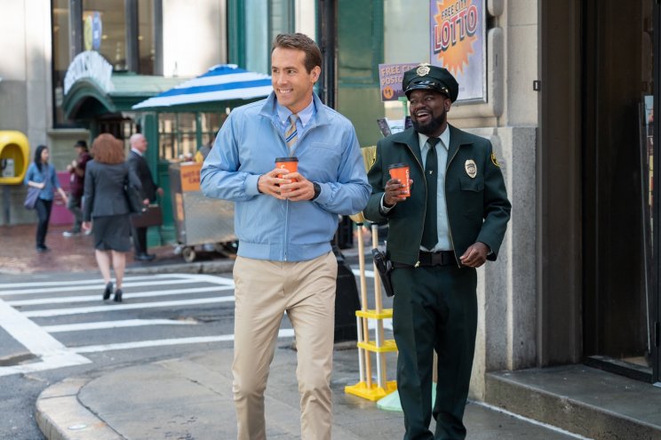 Guy (Ryan Reynolds) és Buddy (Lil Rel Howery) élvezi a "hétköznapi" élet előnyeit