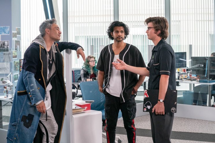 Antoine-t (Taika Waititi) nem igazán hatják meg az alkalmazottak érvei és kifogásai