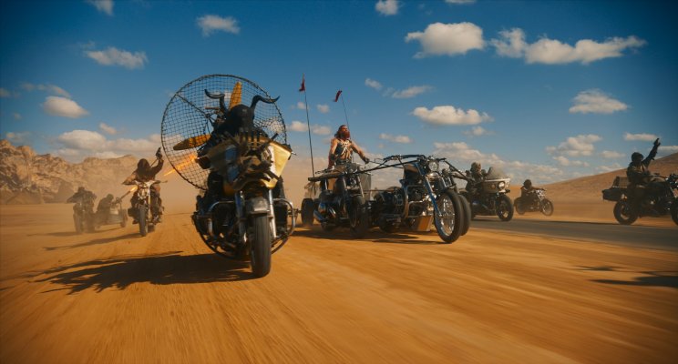 Dementus (Chris Hemsworth) és hordája motorokon portyáznak a sivatagban