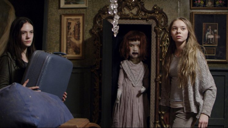 Beth (Emilia Jones) és Vera (Taylor Hickson) nem repesnek az új otthonuktól