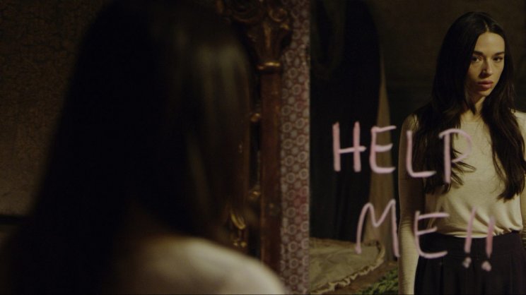 A felnőtt Beth (Crystal Reed) visszatér a szörnyű házba, hogy segítsen testvérének