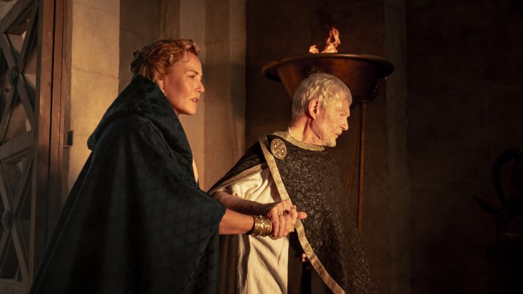 Lucilla (Connie Nielsen) továbbra is a köztársaság intézményét és Gracchus szenátort (Derek Jacobi) támogatja