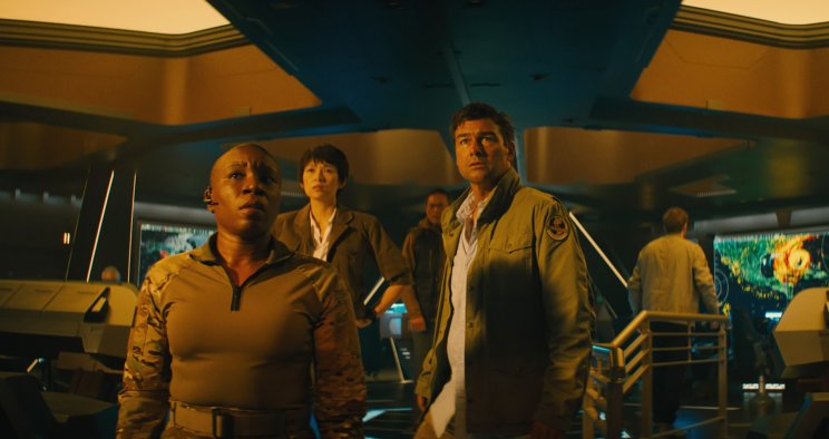 Dr. Mark Russell (Kyle Chandler) a Monarch társaságában várja ki a Föld végzetét