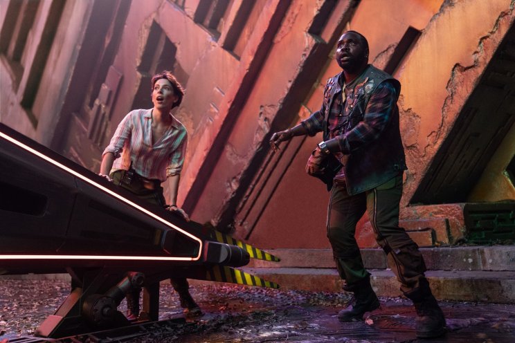 Dr. Andrews és Bernie (Brian Tyree Henry) nem hisz a szemének