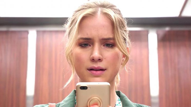 Quinn Harris (Elizabeth Lail) megdöbbenve konstatálja, mennyi van még hátra