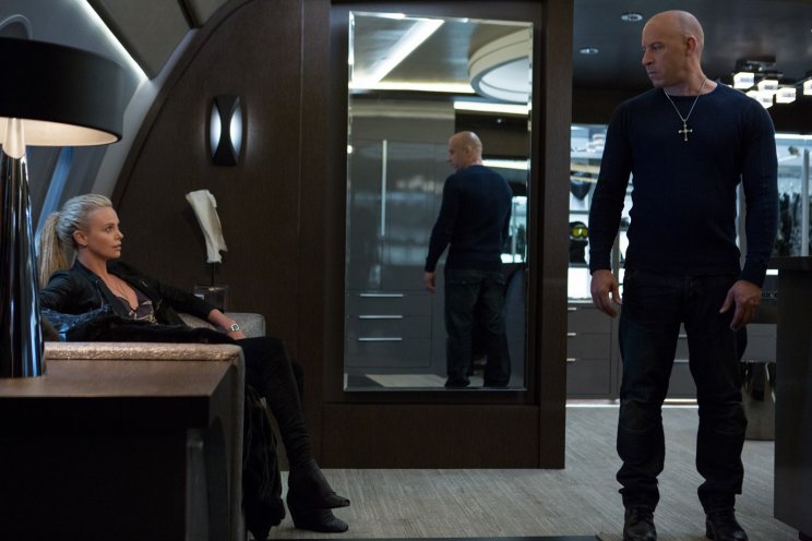 Cipher (Charlize Theron) kényszeríti Domot, hogy szembesüljön önmagával