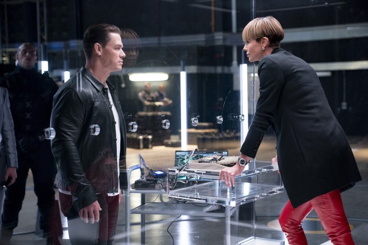 Jakob Toretto (John Cena) is kíváncsi rá, mit ajánlhat neki Cipher (Charlize Theron)