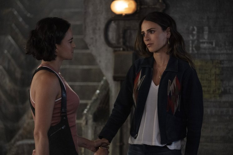 Letty (Michelle Rodriguez) megérti Mia Toretto (Jordana Brewster) aggodalmát a családja iránt
