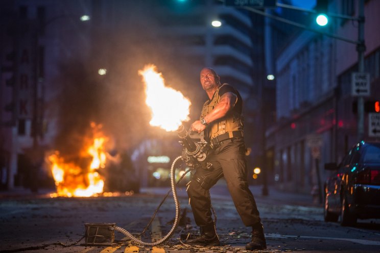 Hobbs ügynök (Dwayne Johnson) a Terminátor által ihletett üzemmódban