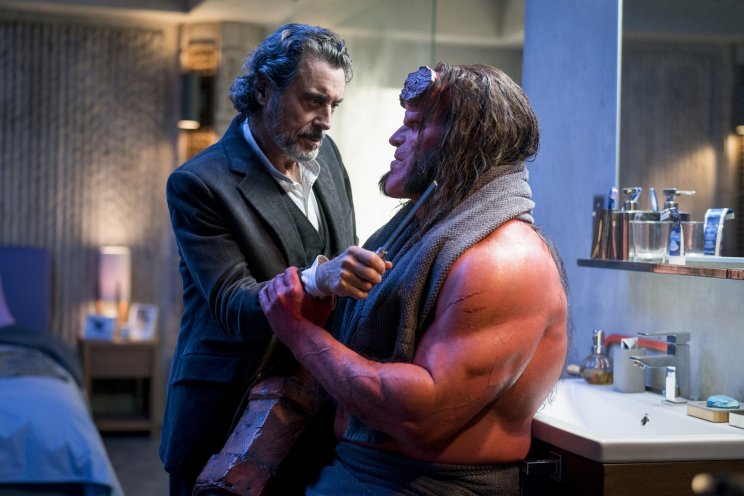 Bruttenholm professzor (Ian McShane) nem bánik kesztyűs kézzel vörös ördögével
