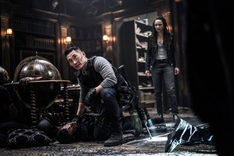 Ben Daimio (Daniel Dae Kim) és Alice (Sasha Lane) Hellboy társai a káoszban