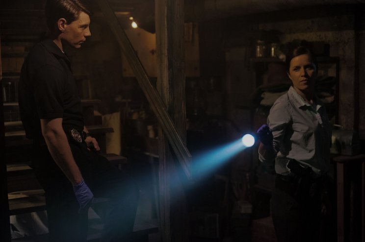 Rhonda Boney (Kim Dickens) és Jim Gilpin (Patrick Fugit) nyomozó minden követ megmozgat a keresés során