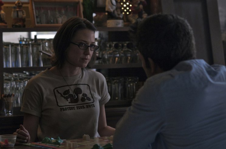 Margo Dunne (Carrie Coon) és öccse közös bárjukban cseverésznek