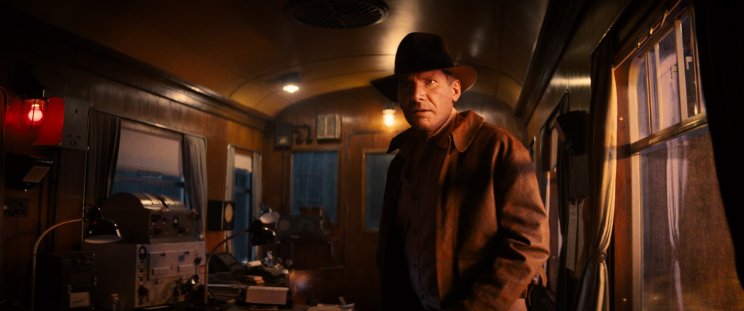 Indiana Jones (Harrison Ford) civilben mindig is szerette a klasszikus kalandhős viseletét