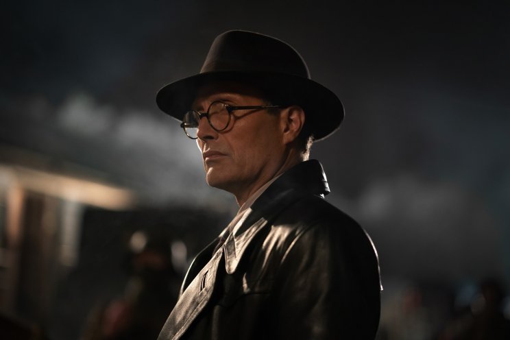 Jürgen Voller (Mads Mikkelsen) tudósként gondolkodik, de máshogyan képzeli el a világot