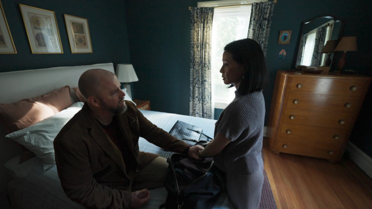 Chris (Chris Sullivan) és Rebekah (Lucy Liu) igyekeznek úrrá lenni tornyosuló probémáikon